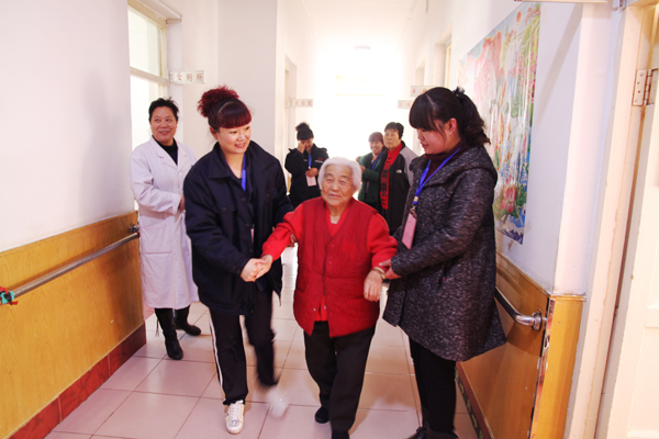 老人的笑容，我們的快樂——公司青年志愿者走進(jìn)敬老院活動(dòng)側(cè)記.jpg